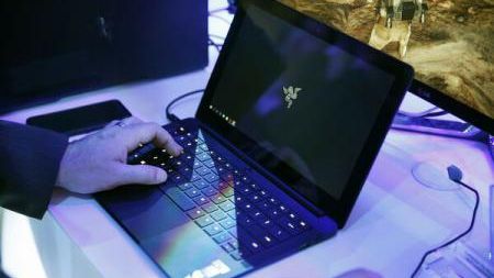 IATA: Interzicerea laptop-urilor la bordul avioanelor este "inacceptabilă"