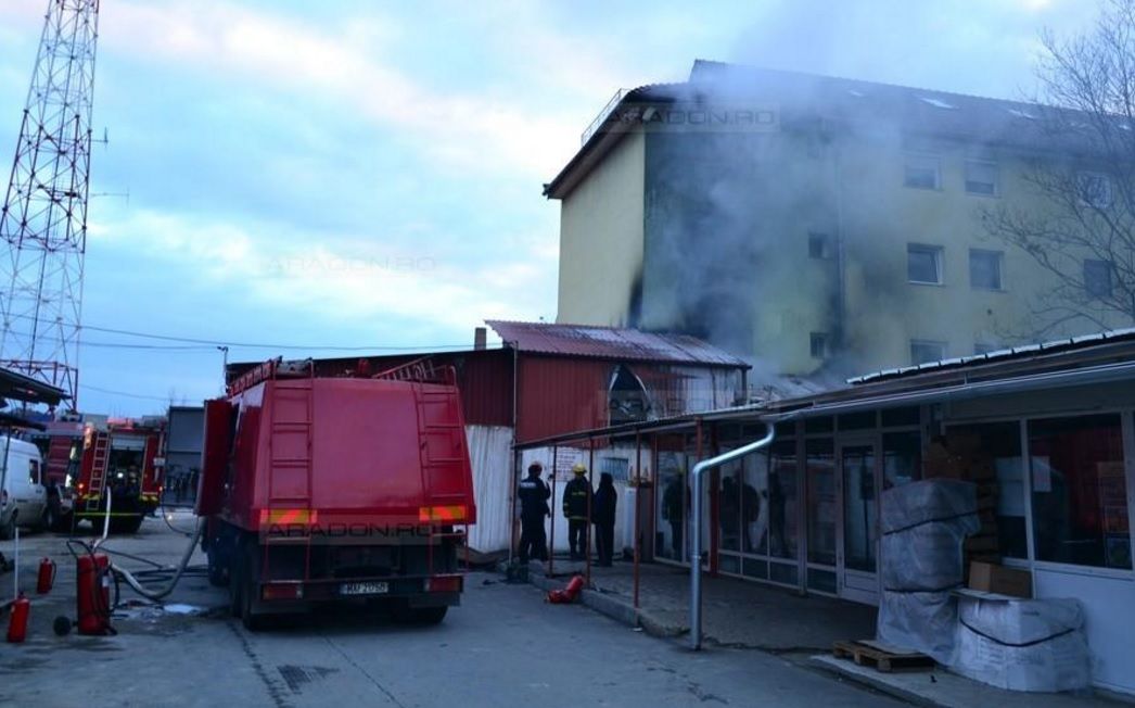 BLOC EVACUAT, la Arad, după ce s-a aprins de la un incendiu din vecinătate