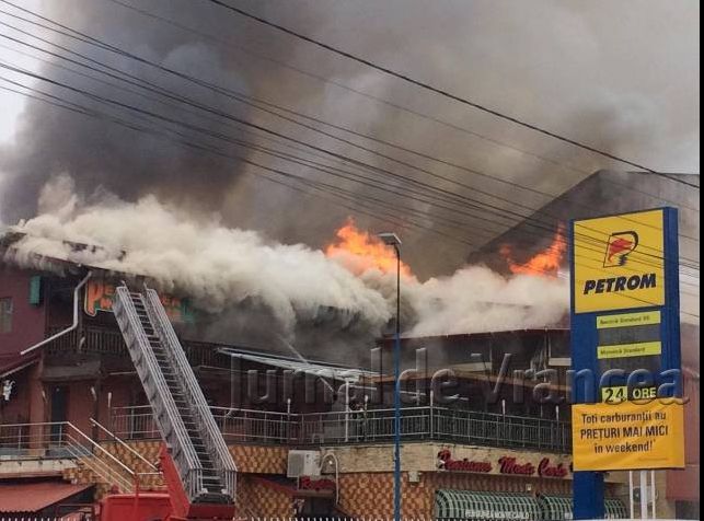 INCENDIU violent la un hotel din Focșani. Locatarii din două blocuri au fost evacuaţi