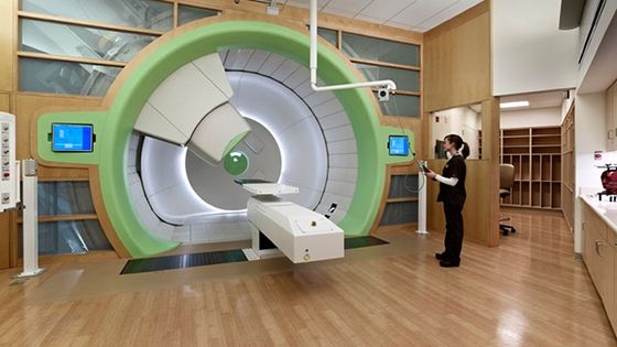 Terapia cu protoni - tratamentul revoluționar cu rezultate remarcabile în combaterea cancerului