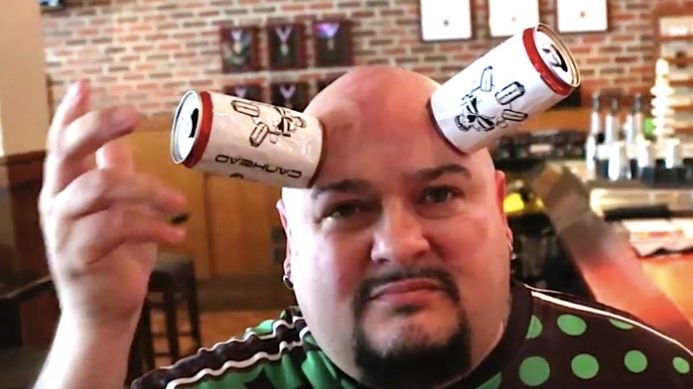 Tot ce atinge ramâne lipit de el. Ființă umană sau extraterestru?