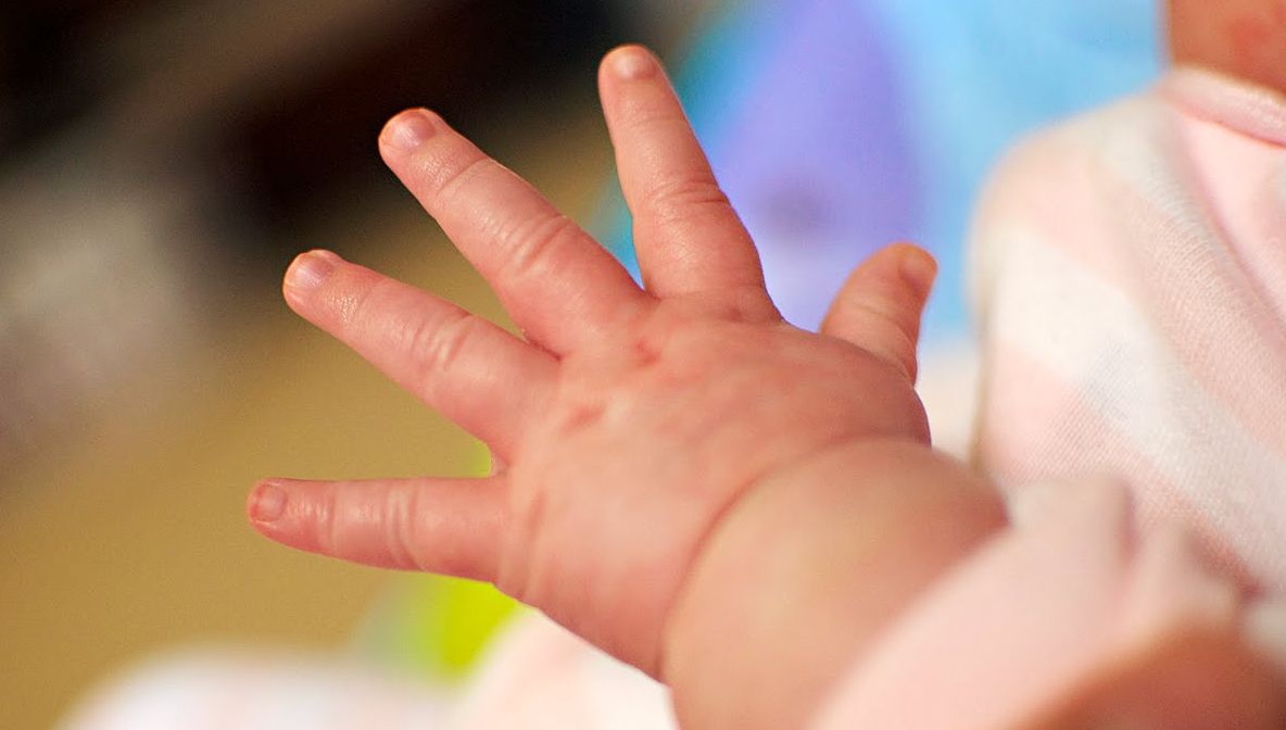 Povestea tragică a copilului român fără identitate care a murit de rujeolă