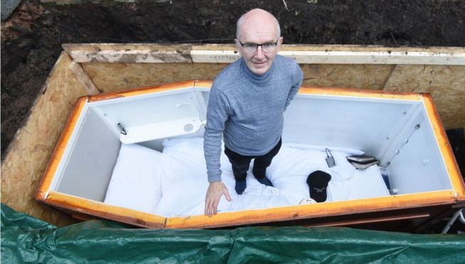 Transmite live din mormânt! Un irlandez a fost îngropat de viu pentru o cauză nobilă