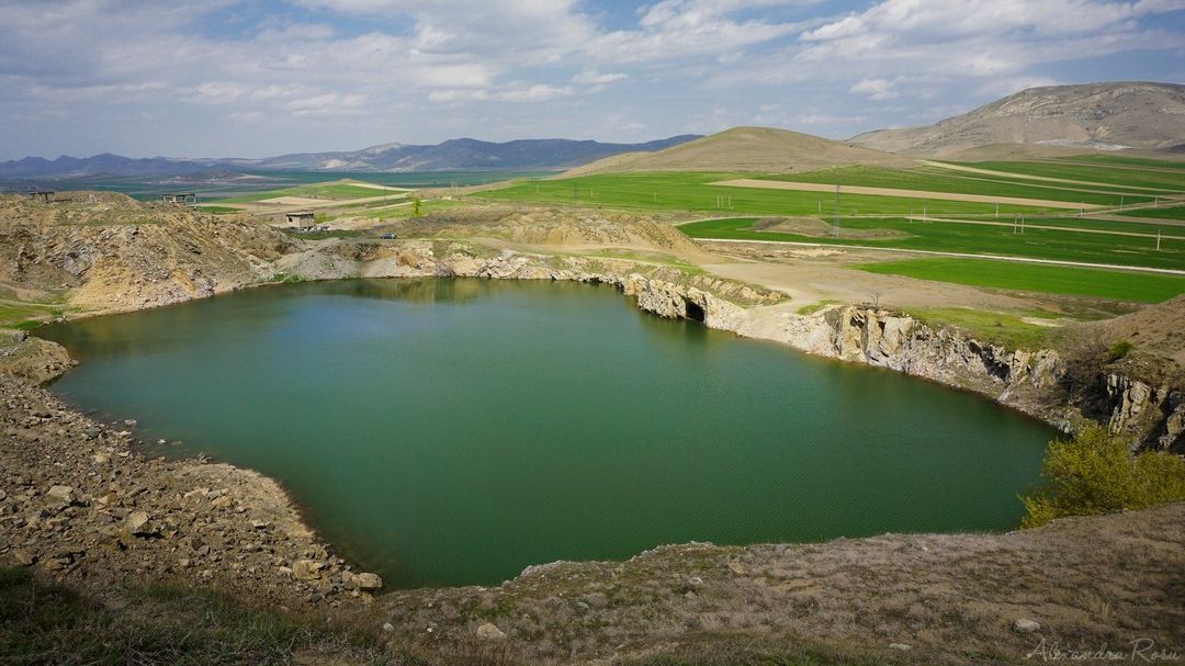 "Lacul de smarald", minunea din Munţii Măcin! Cum arată locul unic din România necunoscut turiştilor