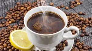 Adaugă în cafea o lingură de zeamă de lămâie. Trucul care te va scăpa de kilogramele în plus