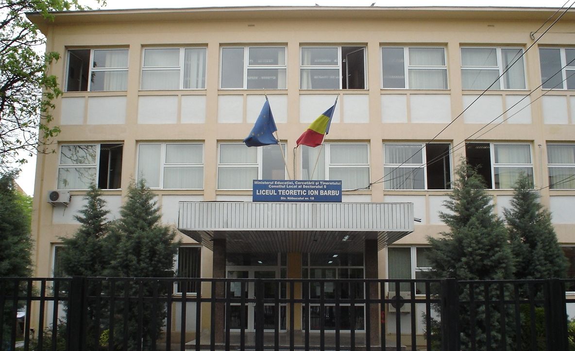 Alertă falsă cu bombă la un liceu din Capitală. Clădirea a fost evacuată 