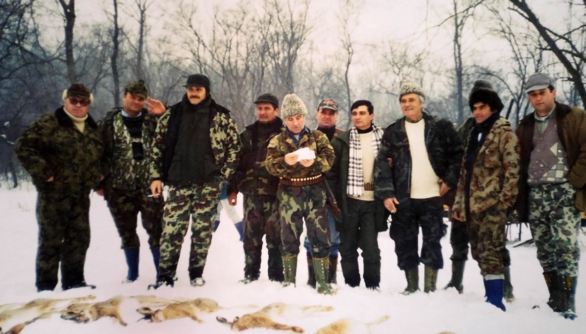 Rise Project: Dragnea se relaxează împușcând animale umăr la umăr cu acoliții săi politici