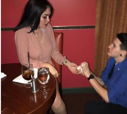 Imagini uluitoare. S-au prefăcut că se logodesc în restaurant ca să primească desert gratis