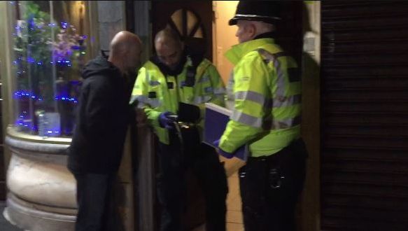 Cum arată apartamentul verificat de polițiști după atacul din Londra. Aici ar fi stat teroristul