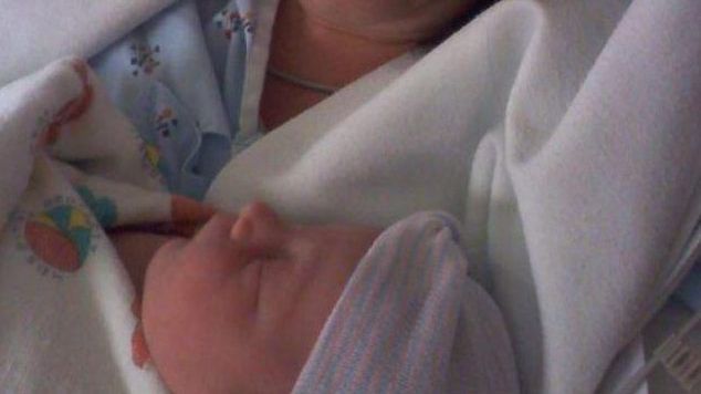 Un bebeluş a murit imediat după naştere din cauza deshidratării. Ce nu i-au spus medicii mamei