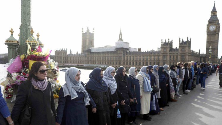 Reacţie emoţionantă a femeilor musulmane după atacul de la Londra. Lanţ uman pe podul Westminster