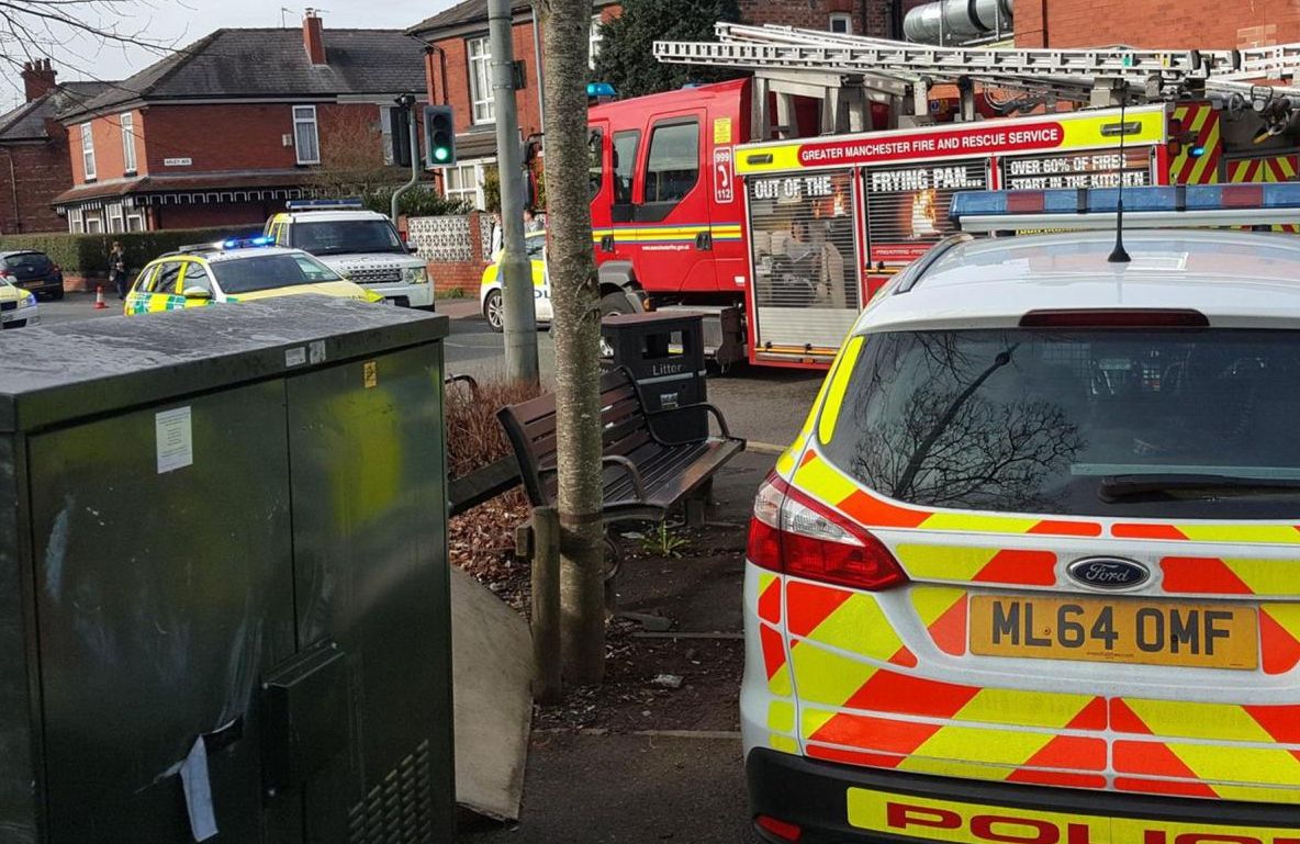 Un șofer a intrat cu mașina în pietoni, în Manchester. Mai multe persoane, rănite