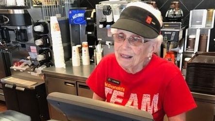 Cea mai bătrână angajată de la McDonald's. Nu îți imaginezi câți ani are