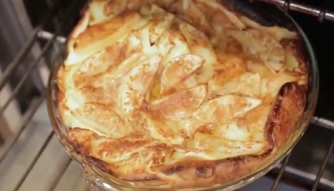 Adaugă ouă bătute peste merele feliate! Rezultatul? Nu ai mâncat un desert mai bun 