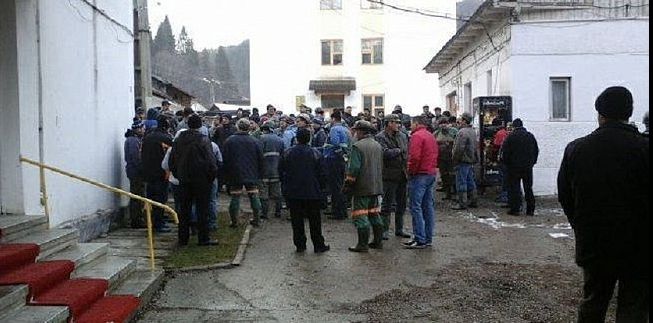 200 de mineri protestează în Piața Victoriei. O parte dintre ei, în greva foamei