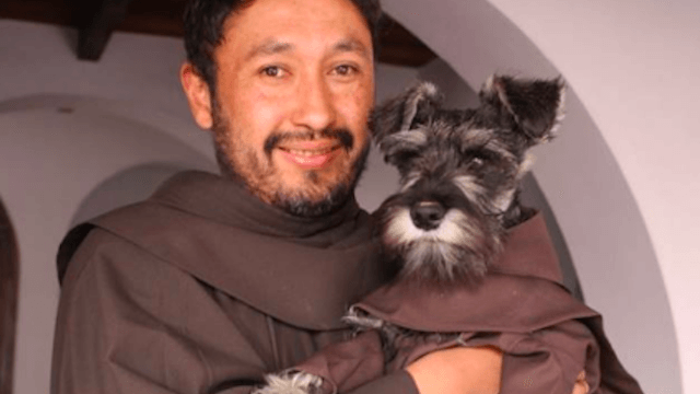 Un grup de călugări a găsit un câine fără stăpân. Povestea emoţionantă care a cucerit internetul 