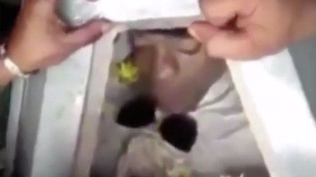 Înmormântare neobişnuită! Cum a fost filmat defunctul înainte să fie băgat în groapă 