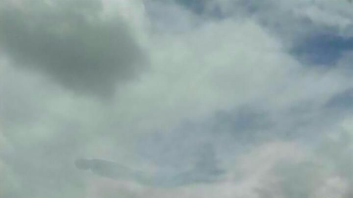 Apariţie şocantă, pe cer: forma cu aspect uman i-a înspăimântat pe locuitori. Imaginea, virală