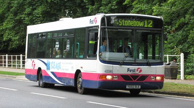 Toţi pasagerii au fost şocaţi! Ce făcea un şofer în timp ce conducea autobuzul