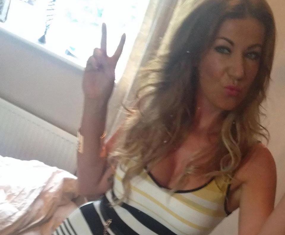 Profesoara a fost dată afară pentru pozele sexy de pe net. Reacția elevilor a fost neașteptată