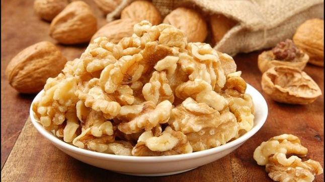 Consumul de nuci poate preveni o boală gravă. Femeile ar trebuie să le consume în fiecare zi