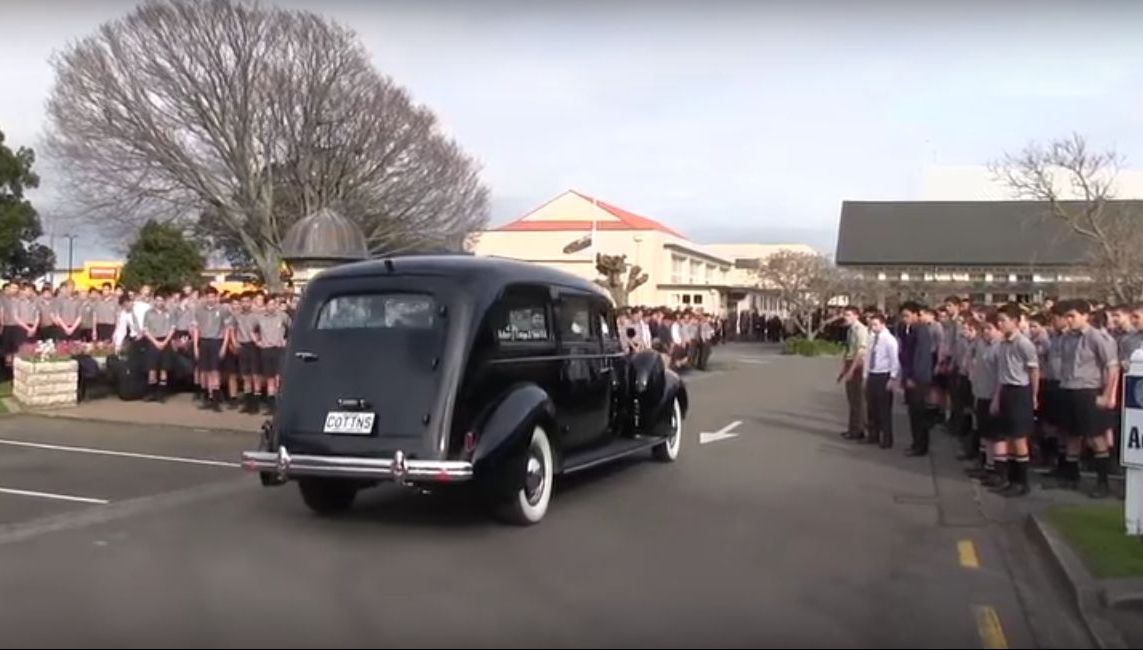 Când cel mai iubit profesor a murit, toți elevii s-au strâns în fața școlii. Ce a urmat e emoționant