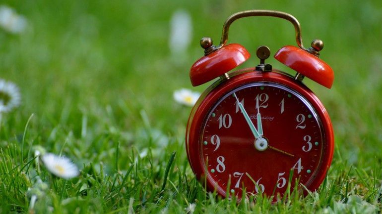 ORA DE VARA. Sâmbătă spre duminică se SCHIMBĂ ORA. Cum se potriveşte CEASUL