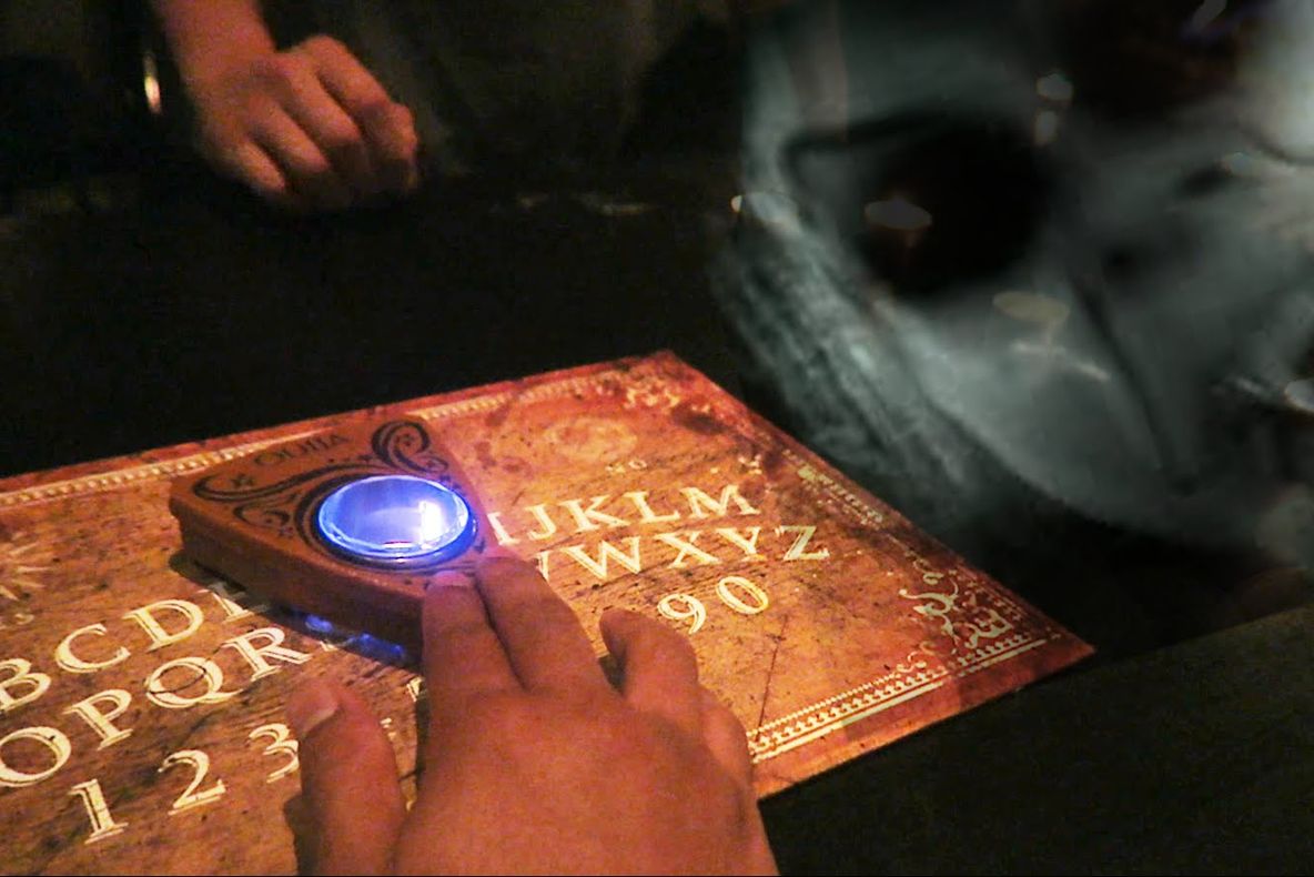 Curs de spiritism la școală. O educatoare și-a speriat elevii invocând spirite 