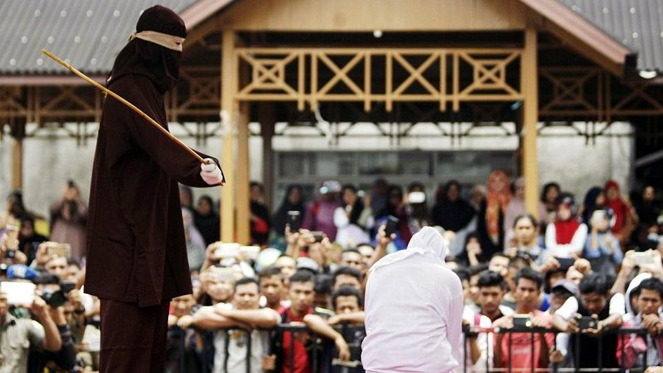 Femei şi bărbaţi, loviţi cu bestialitate în faţa unei mulţimi uriaşe. Motivul este halucinant