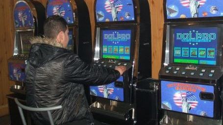 Un bărbat s-a dus la păcănele cu certificat covid FALS - Pe numele său a fost întocmit dosar penal