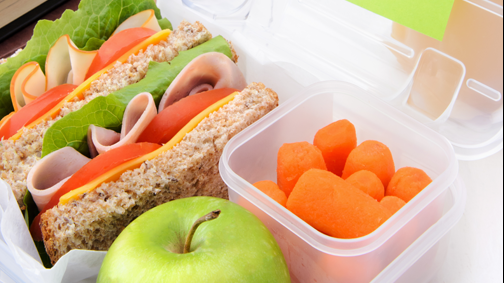 Profesorii, șocați. Ce a pus mama unei eleve în pachetul cu mâncare pentru școală