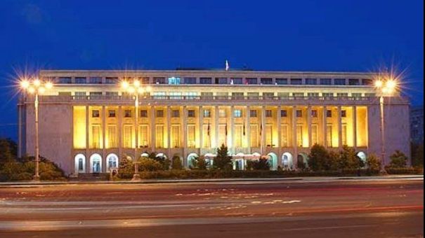 O maşină a intrat în poarta Guvernului, după ce a trecut printre protestatari. UPDATE