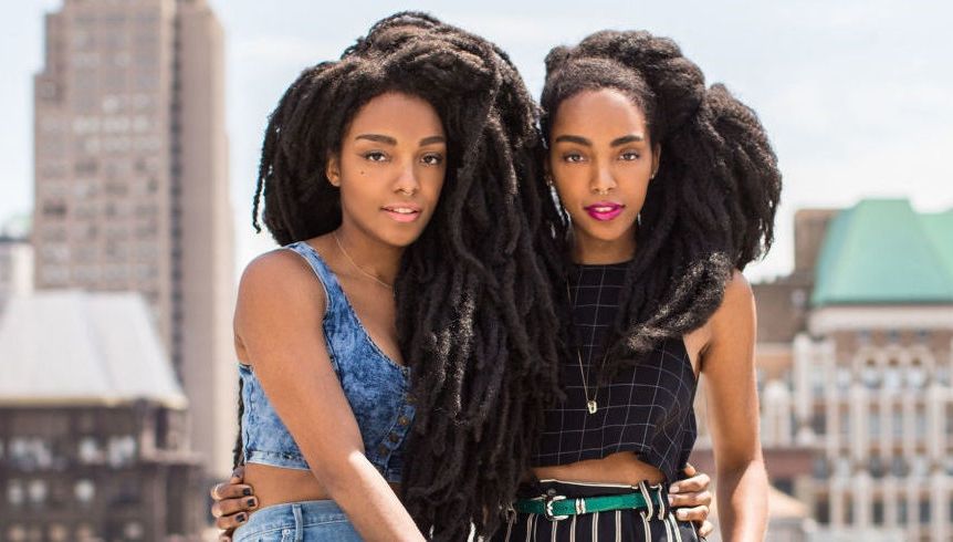 Au devenit faimoase datorită podoabei capilare!Surorile gemene care s-au născut cu un păr neobişnuit