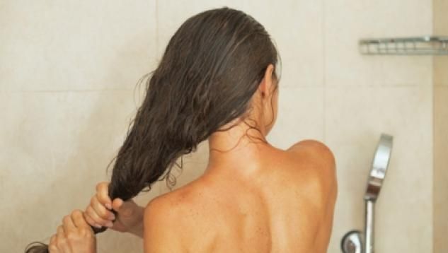 Poţi să faci meningită dacă ieşi afară cu părul ud când e frig? Adevărul pe care nimeni nu îl spune