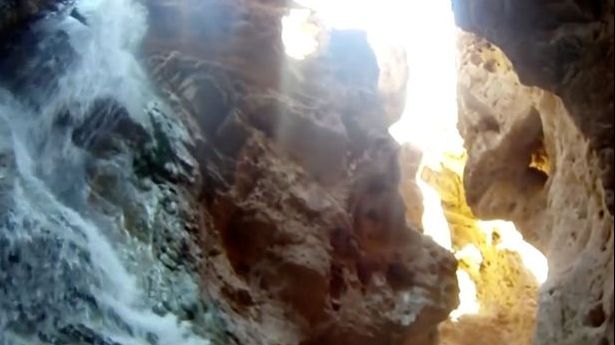 Erau în excursie pe munte, când au văzut un pasaj secret printre stânci. Ce era acolo? Uimitor