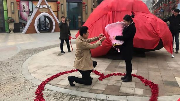 Toată lumea a râs cu lacrimi! Asta e cea mai penibilă cerere în căsătorie din istorie