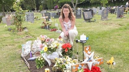 A ajuns la mormântul fiului şi a simţit cum se prăbuşeşte! Piatra funerară DISPĂRUSE. Motivul, IREAL