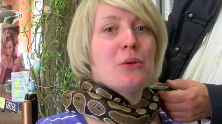 Masaj original cu ajutorul unui piton la un salon cosmetic