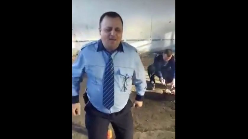Poliţiştii au făcut un grătar în timpul serviciului. Ce a urmat le-a tăiat pofta de râs