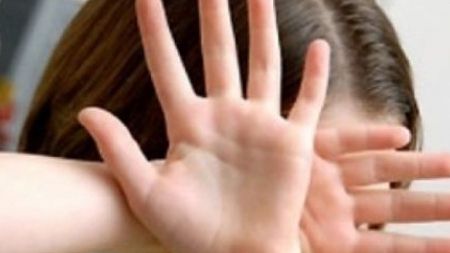 4 oameni reținuți în cazul copiilor traficați și folosiți pentru pornografie