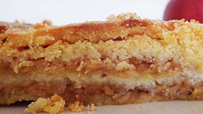 Cea mai simplă prăjitură de post cu mere şi griş. Este gata în 30 de minute