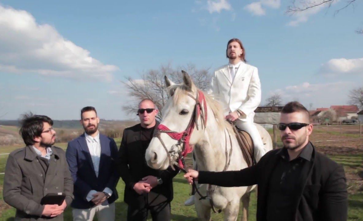 Cum arată VEDETA alegerilor prezidenţiale din Serbia - e pe locul doi şi e un personaj de PARODIE