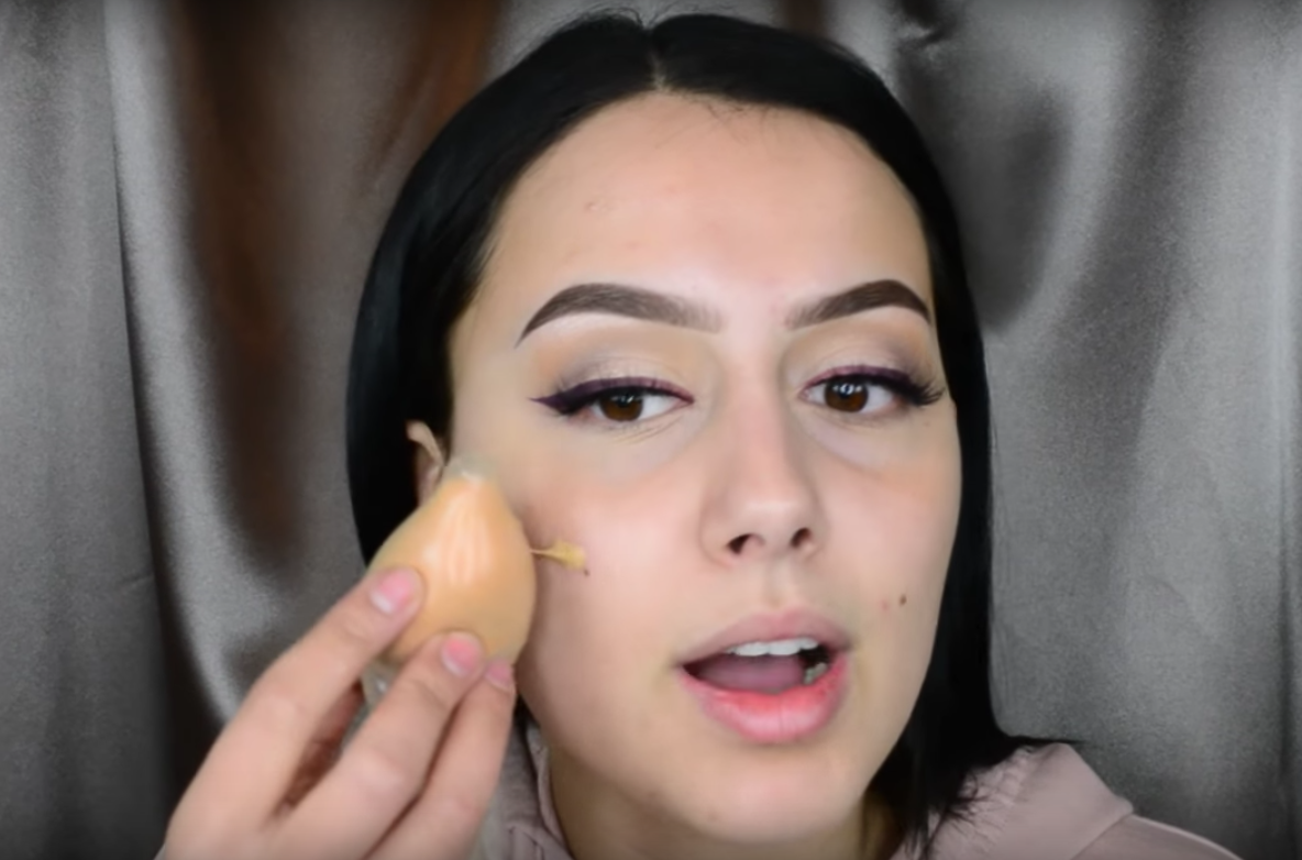 Tehnică revoluţionară! A luat un prezervativ şi s-a machiat cu el. Rezultatul e fenomenal