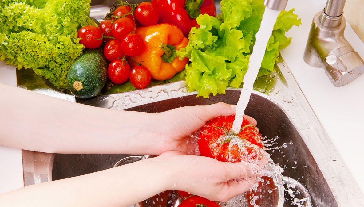 Ce se întâmplă cu adevărat când speli fructele?