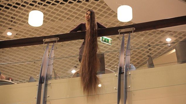 Rapunzel trăieşte printre noi! Părul ei măsoară peste 2 metri şi este admirat de toate femeile