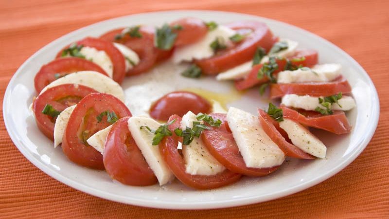 Mare atenţie! Cât de mult îngraşă roşiile în combinaţie cu branza. Vei renunţa la deliciul verii