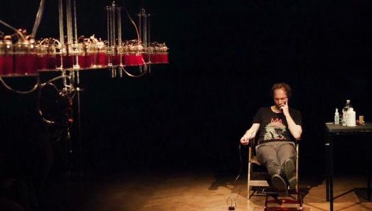 Senzaţional! Un artist alimentează instrumentele muzicale cu propriul sânge