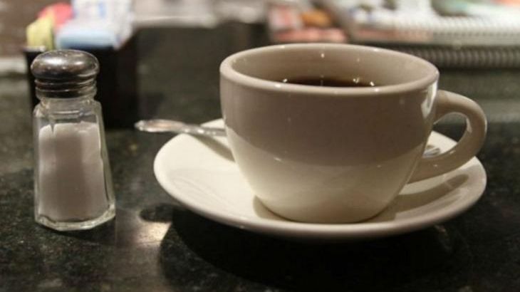 Truc genial! De ce este bine să pui sare în cafea