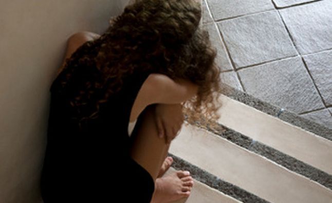 Profesor de logică, filmat făcând SEX cu o elevă de 12 ani în scara unui bloc