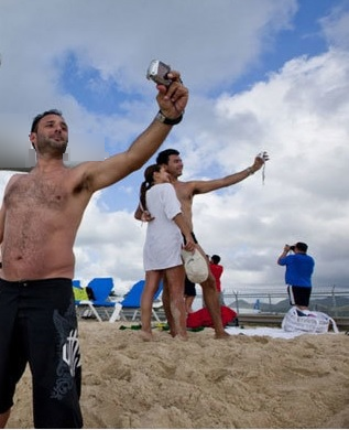 Cel mai nebunesc SELFIE din lume. Toţi turiştii au ÎNCREMENIT când au vazut ce apare pe cer